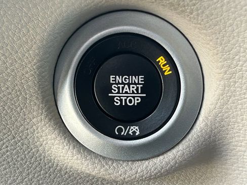 Used 2021 Chrysler Pacifica Touring image 18