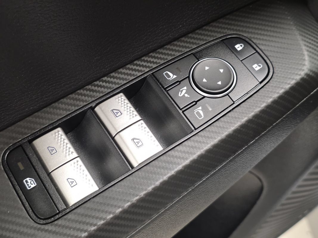 Used 2024 Mitsubishi Outlander AWD image 28