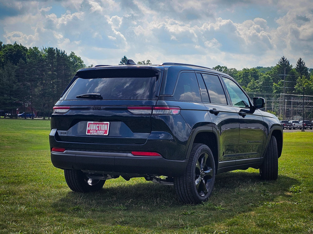 New 2026 Jeep Grand Cherokee Limited w/ Limited Altitude Package AWD/4WD image 3