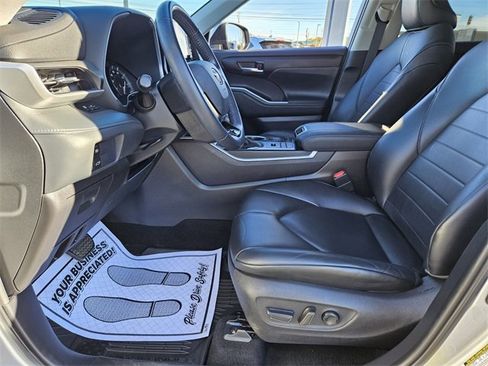 Used 2021 Toyota Highlander XLE image 8