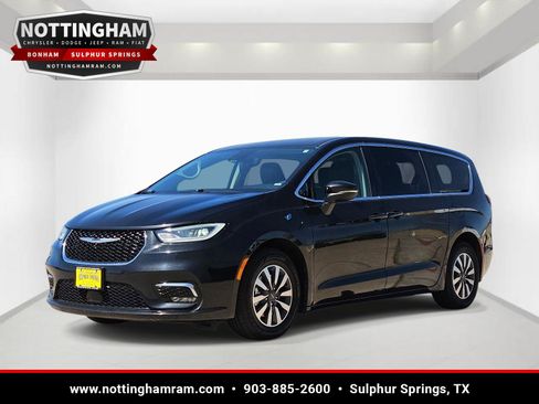 Used 2023 Chrysler Pacifica Touring-L FWD image 3