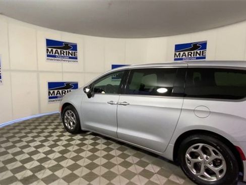 Used 2024 Chrysler Pacifica Limited image 8