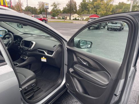 Used 2024 GMC Terrain SLT w/ Infotainment Package II image 10