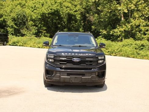 Used 2025 Ford Expedition Active AWD/4WD image 2