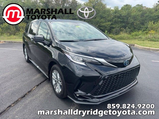 Used 2023 Toyota Sienna XSE AWD/4WD image 1