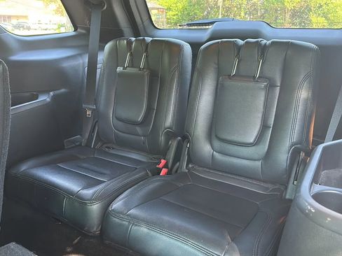 Used 2017 Ford Explorer XLT AWD/4WD image 16