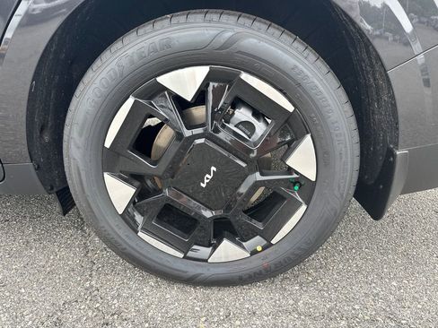 Certified 2025 Kia Carnival EX FWD image 18