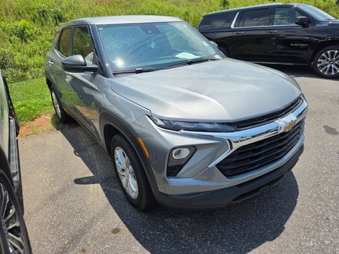 Used 2024 Chevrolet TrailBlazer LS w/ LS Convenience Package FWD image 3