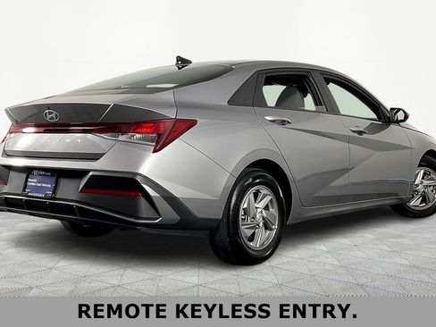 Used 2025 Hyundai Elantra SE FWD image 6