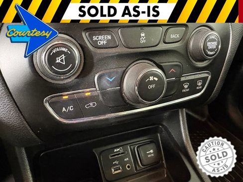 Used 2018 Jeep Cherokee Latitude Plus FWD image 32