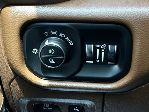 Used 2019 RAM 1500 Laramie AWD/4WD image 22