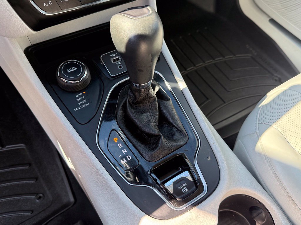 Used 2019 Jeep Cherokee Limited AWD/4WD image 30