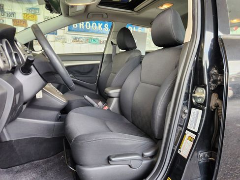 Used 2010 Pontiac Vibe w/ Sun And Sound Package image 4