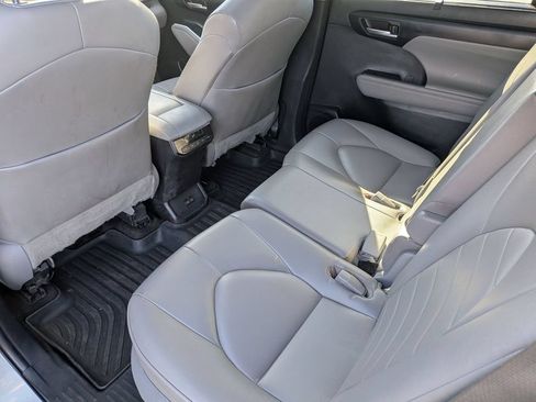 Used 2022 Toyota Highlander XLE AWD/4WD image 30