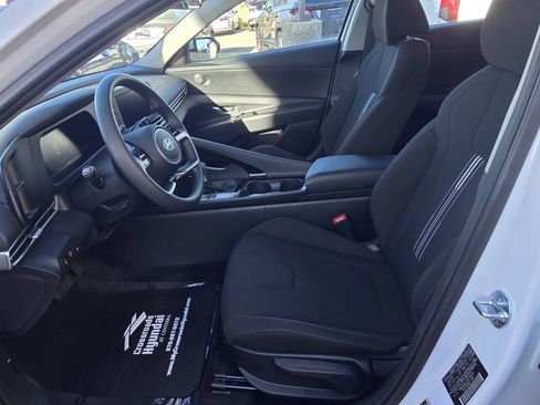Used 2025 Hyundai Elantra Blue image 25
