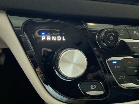 Used 2023 Chrysler Pacifica Touring-L FWD image 19
