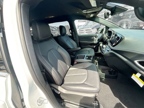 New 2026 Chrysler Pacifica Select image 32