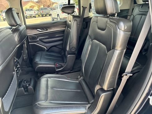 Used 2023 Jeep Grand Cherokee L Limited w/ Black Appearance Package AWD/4WD image 18