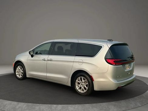 Used 2024 Chrysler Pacifica Touring-L FWD image 3