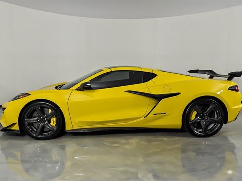 Used 2025 Chevrolet Corvette Z06 w/ Z07 Performance Package RWD image 7