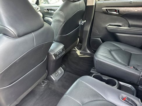 Used 2020 Toyota Highlander Limited image 4