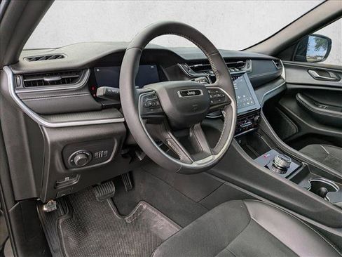 Used 2024 Jeep Grand Cherokee Altitude RWD image 10