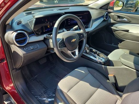Used 2025 Chevrolet Trax LT w/ LT Convenience Package FWD image 25