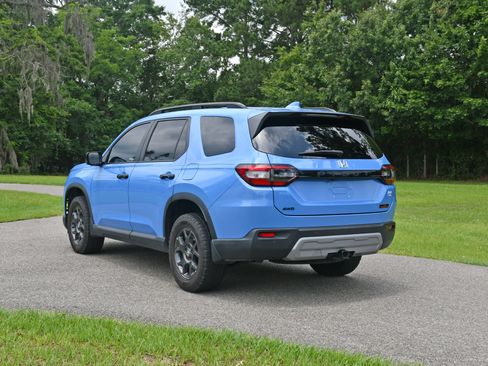 Used 2024 Honda Pilot TrailSport image 3