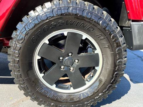 Used 2012 Jeep Wrangler Unlimited Sahara image 7