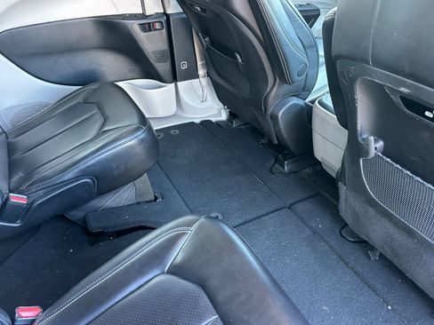 Used 2023 Chrysler Pacifica Touring-L FWD image 18