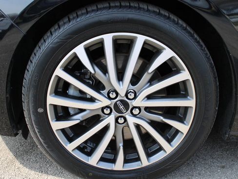 Used 2017 Lincoln Continental Select image 12