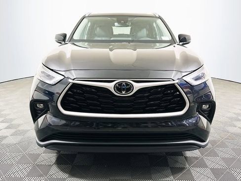 Used 2024 Toyota Highlander XLE image 3