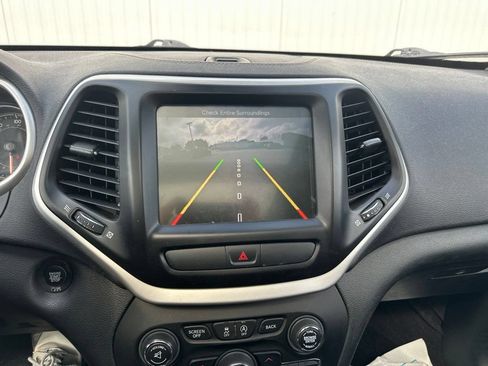 Used 2018 Jeep Cherokee Latitude Plus w/ Comfort/Convenience Group AWD/4WD image 43