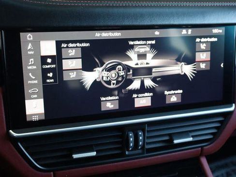 Used 2021 Porsche Cayenne Turbo w/ Premium Package Plus AWD/4WD image 39