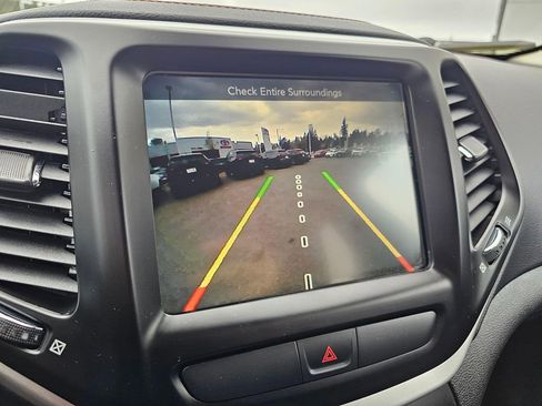 Used 2018 Jeep Cherokee Trailhawk AWD/4WD image 28