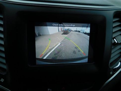 Used 2019 Jeep Cherokee Latitude Plus w/ Cold Weather Group image 13