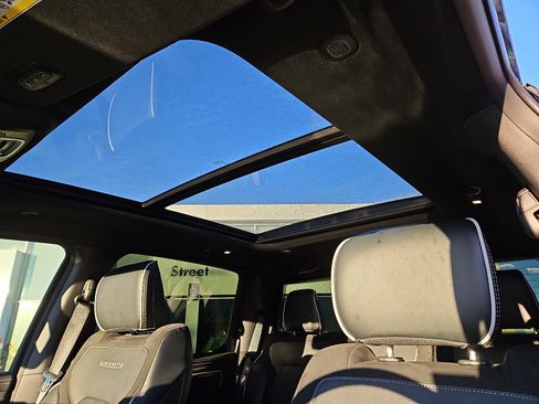 Used 2025 RAM 1500 Laramie w/ Night Edition image 11