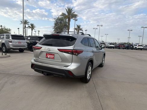Used 2021 Toyota Highlander LE FWD image 5