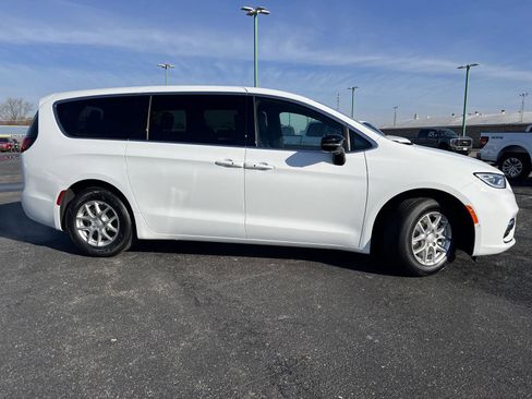 New 2026 Chrysler Pacifica Select image 3