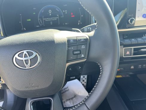 Used 2025 Toyota Camry SE FWD image 20