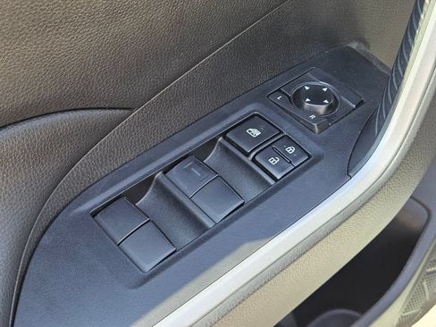 Used 2021 Toyota RAV4 LE AWD/4WD image 17