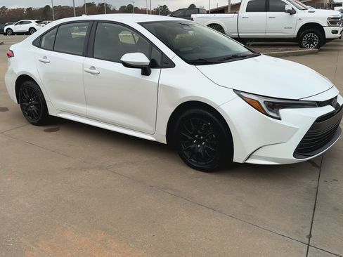 Used 2024 Toyota Corolla LE image 3