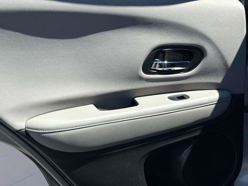 Used 2018 Honda HR-V LX image 12