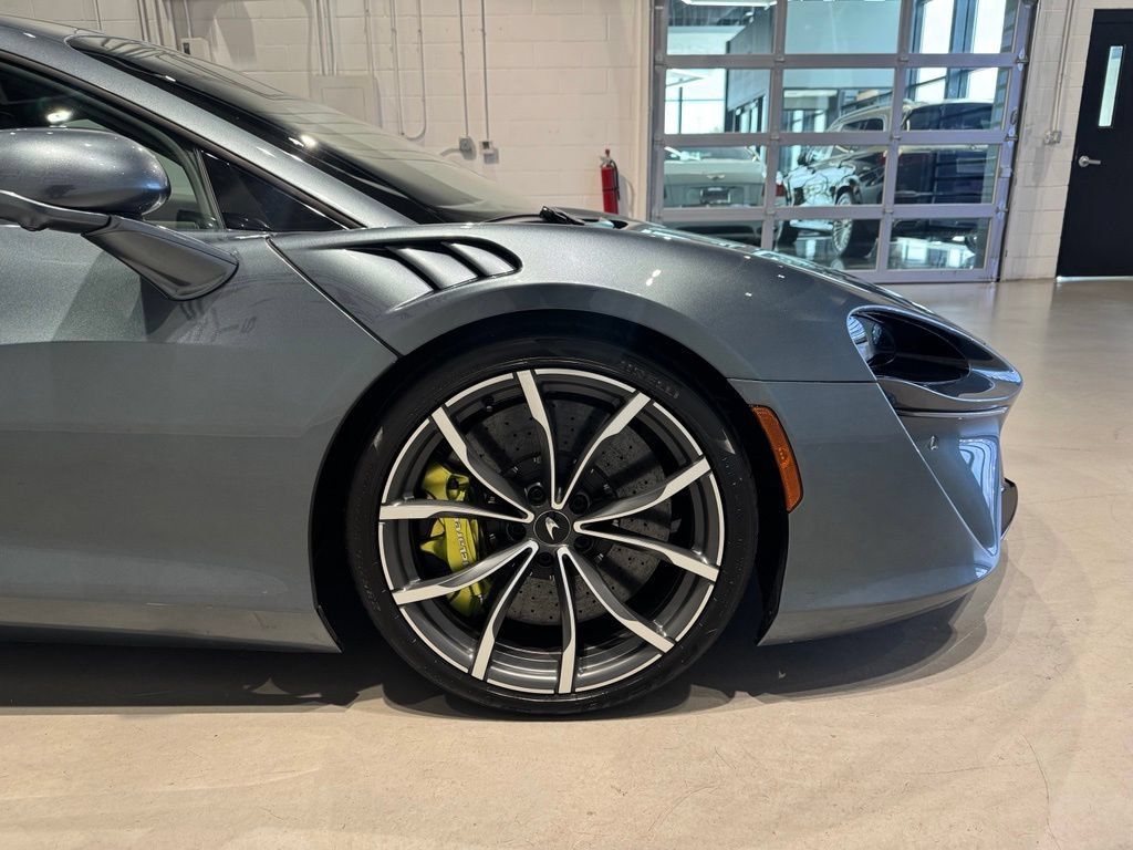 Used 2023 McLaren Artura RWD image 9