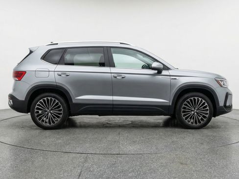 Used 2025 Volkswagen Taos SE FWD image 11