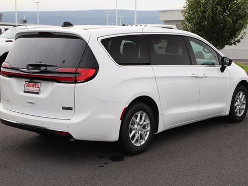 New 2026 Chrysler Pacifica Select image 6