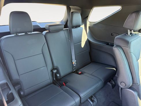 Used 2025 Chevrolet Traverse LT image 19