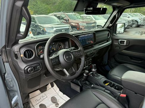 Used 2025 Jeep Gladiator Sport AWD/4WD image 3