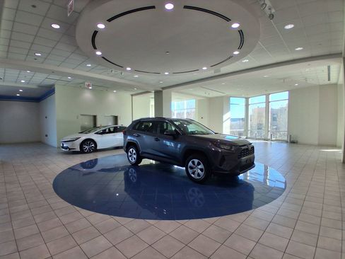 Used 2021 Toyota RAV4 LE image 9