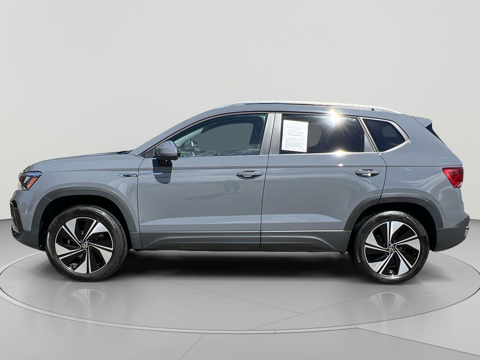 Used 2024 Volkswagen Taos SE AWD/4WD image 2